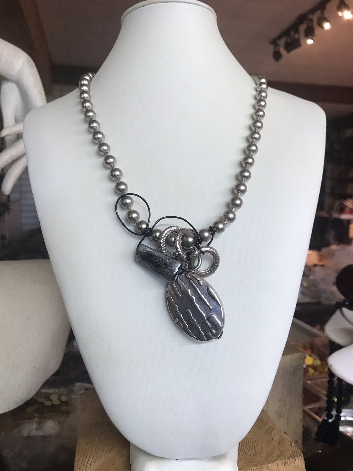 COLLIER MODERNITÉ