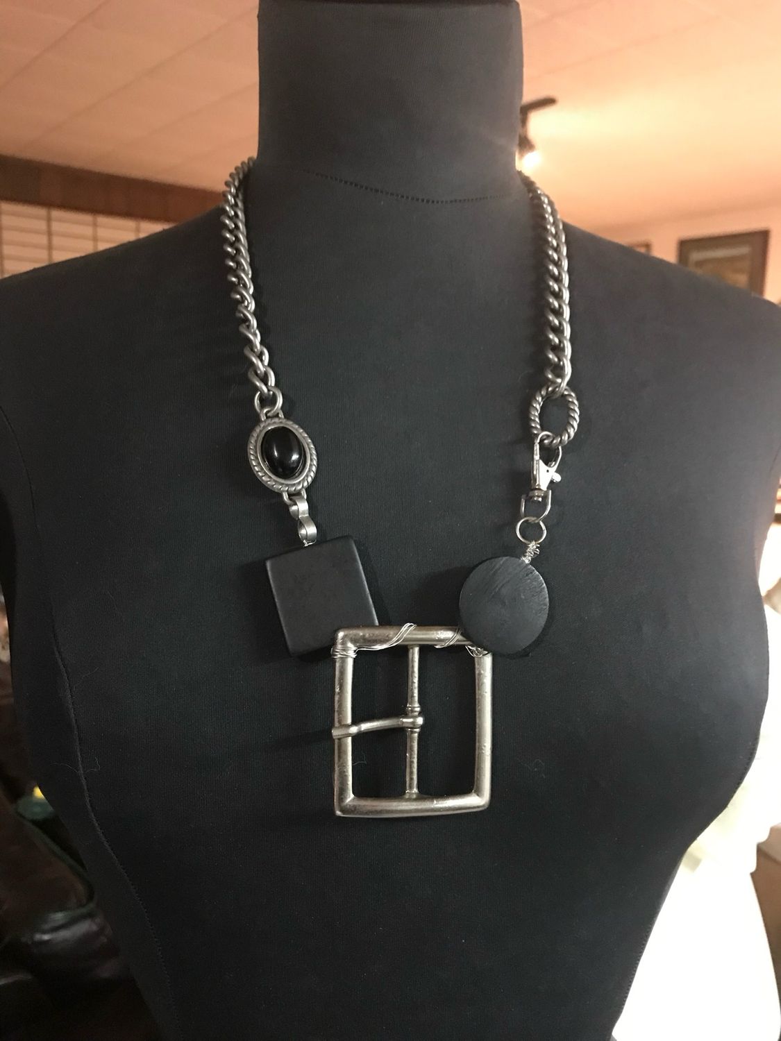 COLLIER BOUCLE DE MÉTAL