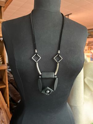 COLLIER ARCHITECTURAL NOIR