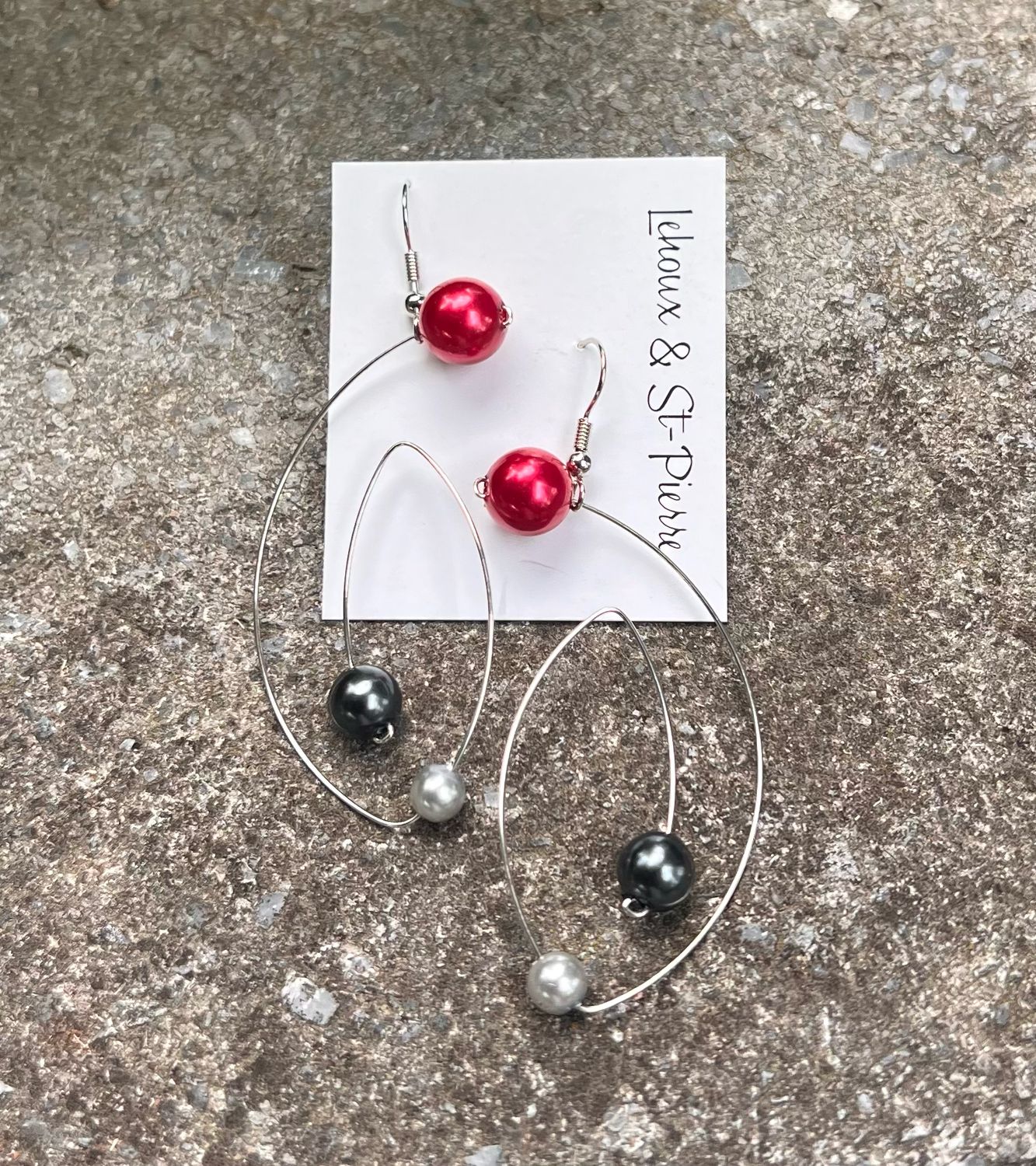 BOUCLES D’OREILLES JEUNE FILLE À LA PERLE MIX ROUGE