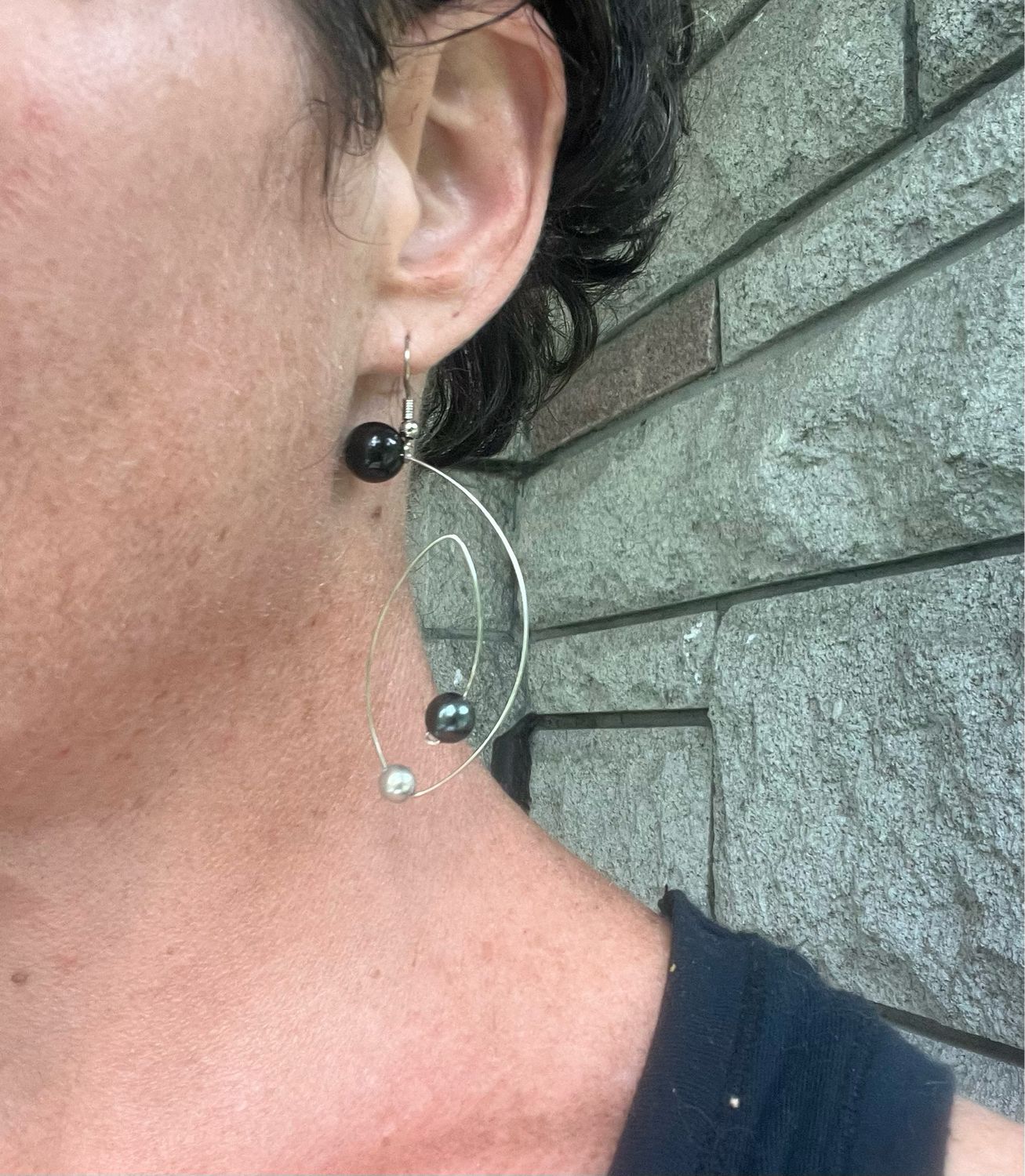 BOUCLES D’OREILLES JEUNE FILLE À LA PERLE MIX NOIR