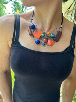 COLLIER BOIS D’ARCHITECTURE COLORÉ