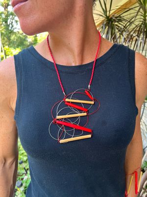 COLLIER APÉRO ROUGE ET BOIS NATUREL