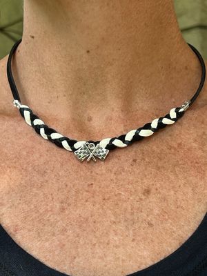 COLLIER DRAPEAU CHECKER NOIR ET BLANC