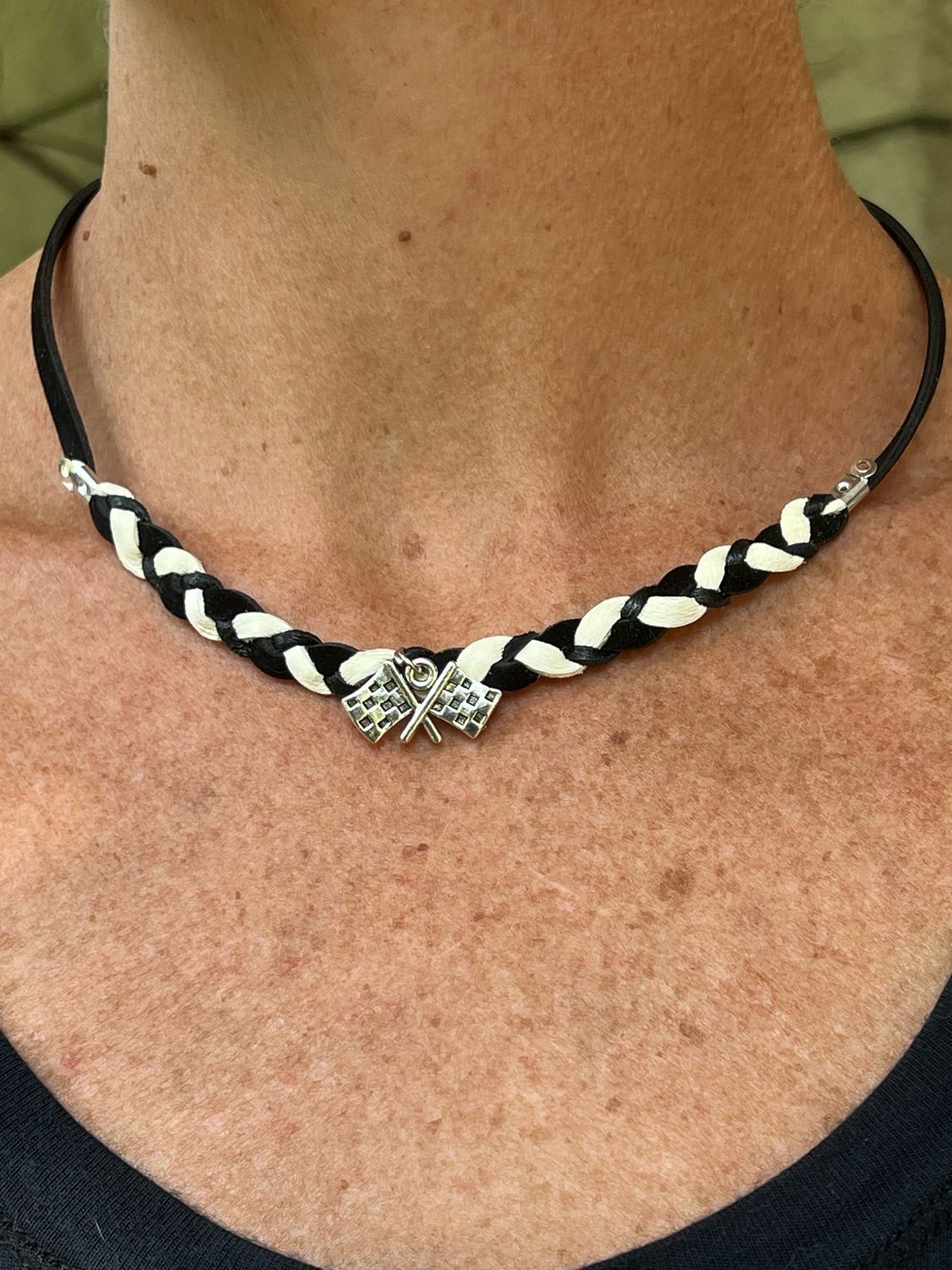 COLLIER DRAPEAU CHECKER NOIR ET BLANC