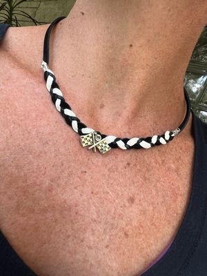 COLLIER DRAPEAU CHECKER NOIR ET BLANC