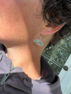 BOUCLES D’OREILLES DRAPEAUX DAMIERS ARGENT TIBÉTAIN