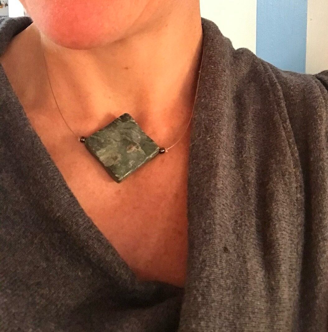 COLLIER CARRÉ  DE PIERRE