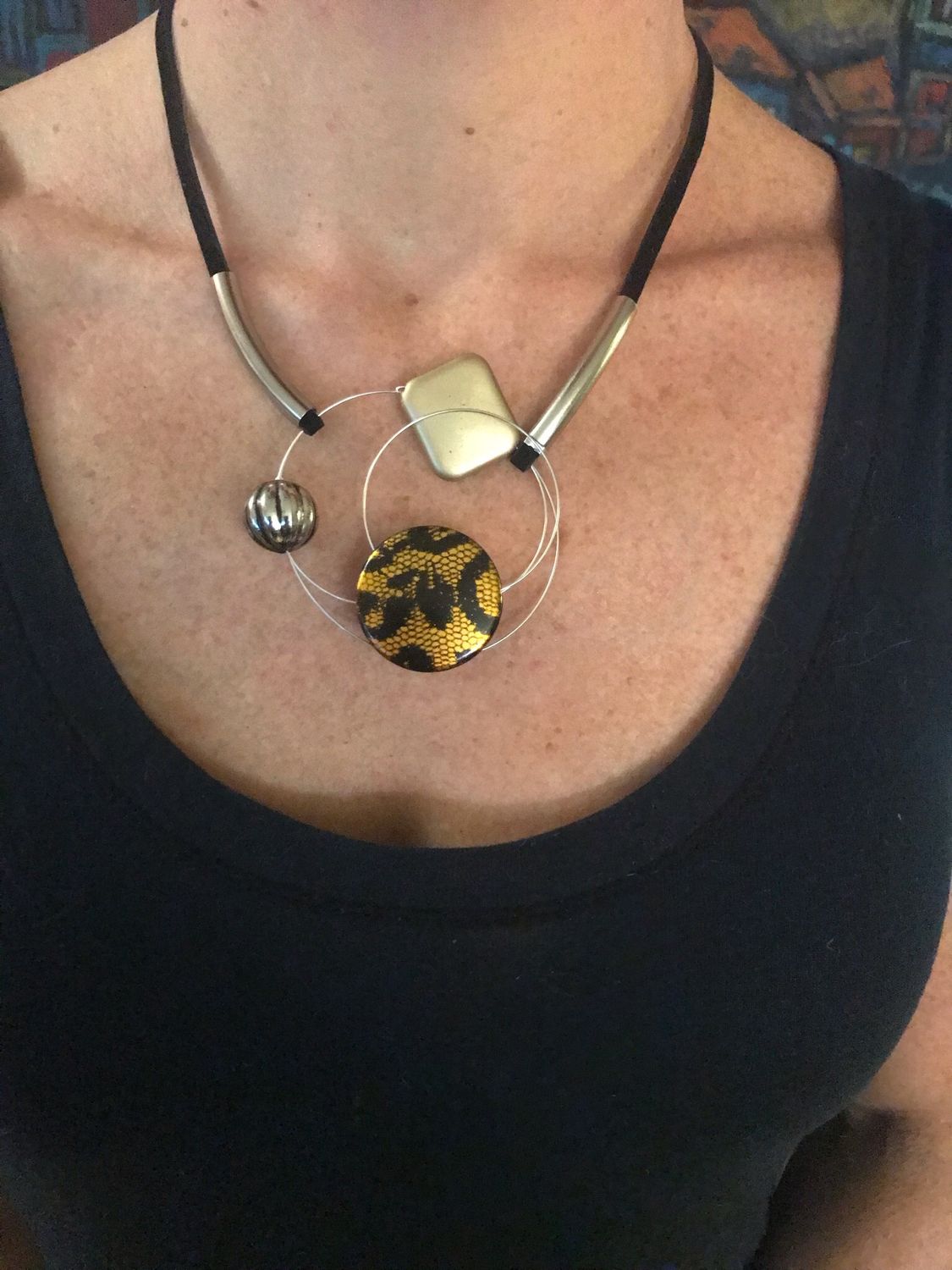 COLLIER C CHIC JAUNE ET NOIR
