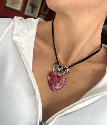 COLLIER CŒUR ROUGE PEINT À LA MAIN