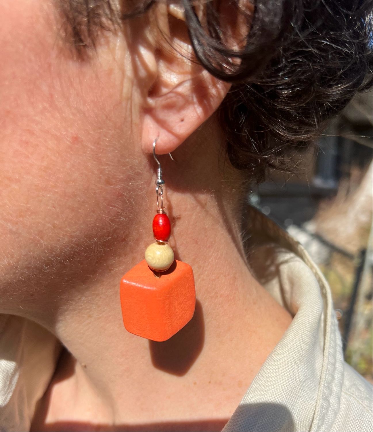 BOUCLES D’OREILLES TRIOLET CARRÉ DE BOIS CORAIL 