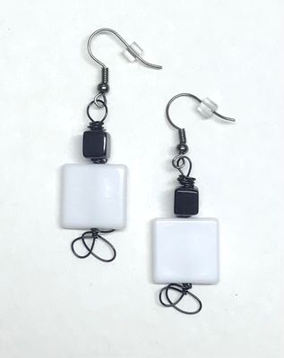 BOUCLES D’OREILLES CARRÉS BLANCS ET NOIRS