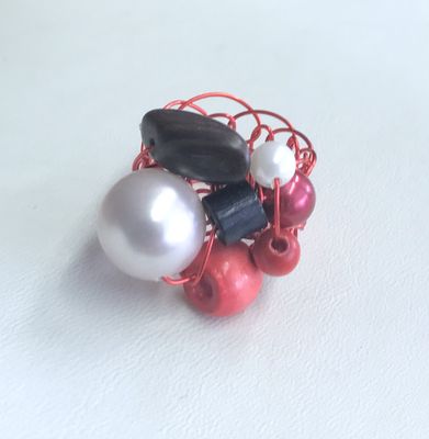 BAGUE ROUGE PERLES ET BOIS