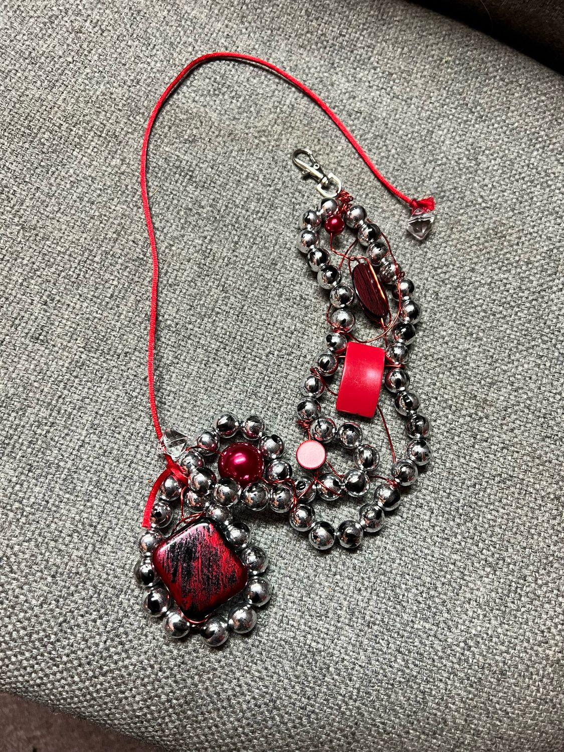COLLIER ROUGE GRAPHIQUE