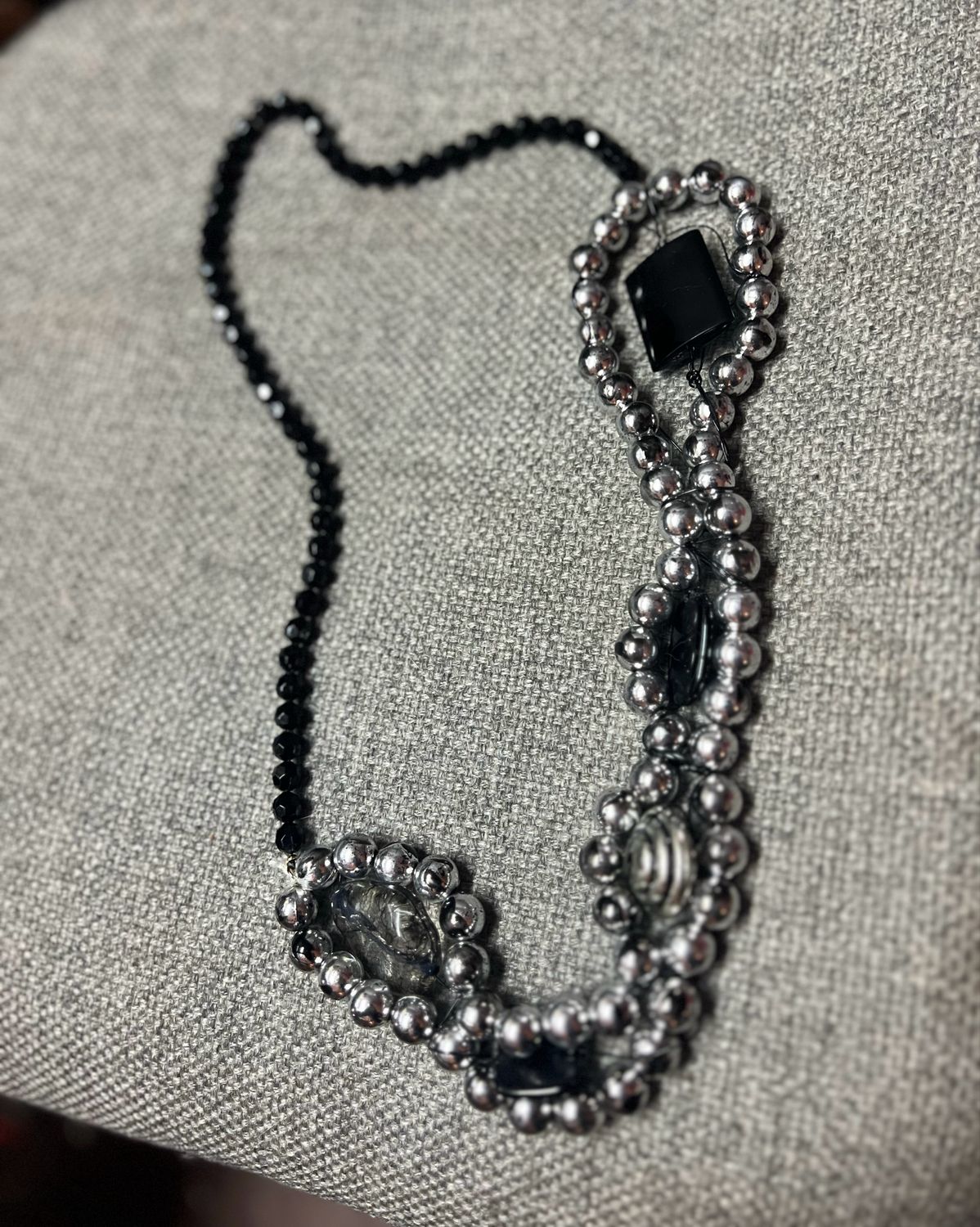 COLLIER NOIR GRAPHIQUE
