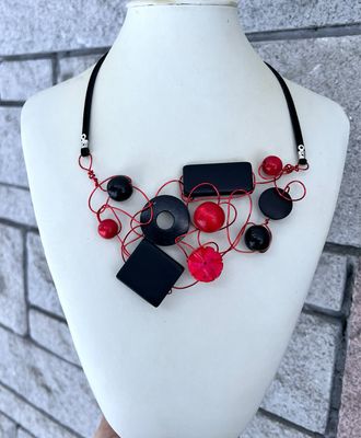 COLLIER BOIS D’ARCHITECTURE ROUGE