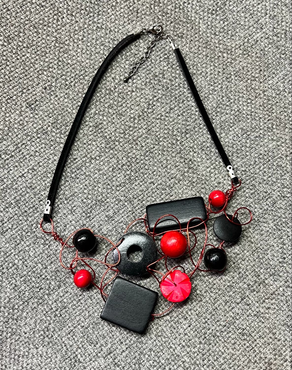 COLLIER BOIS D’ARCHITECTURE ROUGE