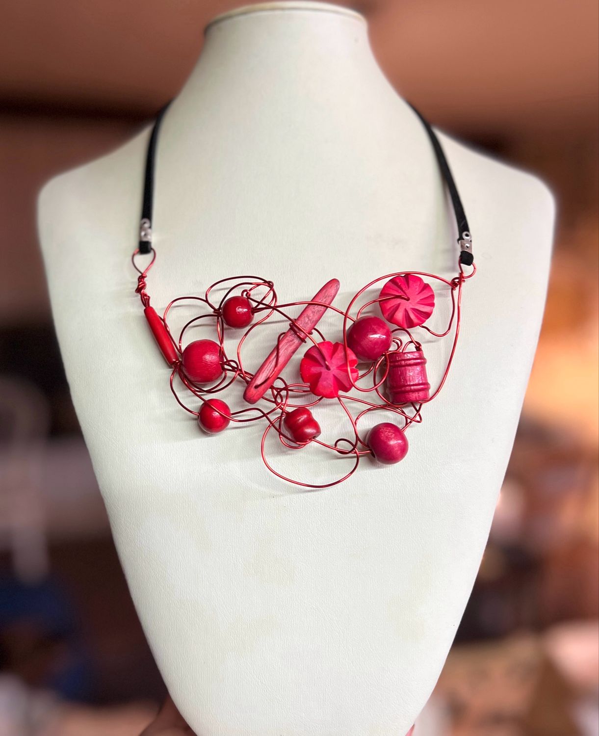 COLLIER BOIS D’ARCHITECTURE ROUGE COLLIER BOIS D’ARCHITECTURE ROUGE