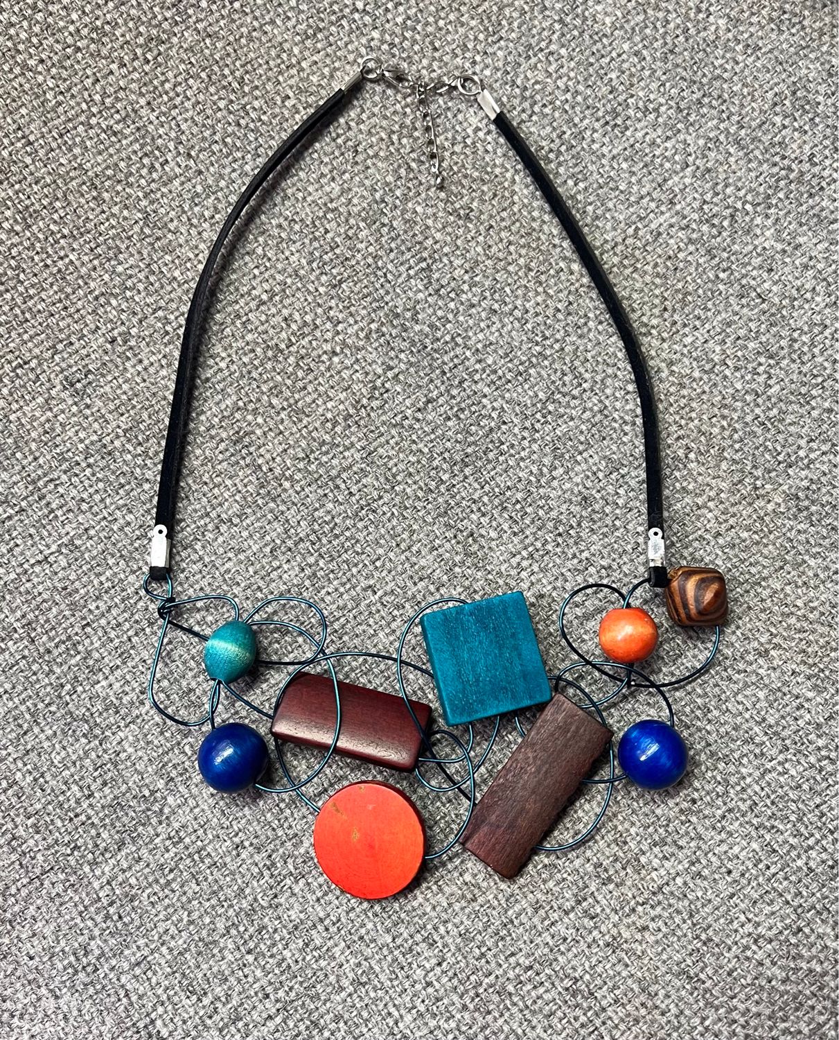 COLLIER BOIS D’ARCHITECTURE COLORÉ