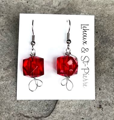 BOUCLES D’OREILLES CARRÉ FANTAISIE ROUGE BOUCLES D’OREILLES CARRÉ FANTAISIE ROUGE