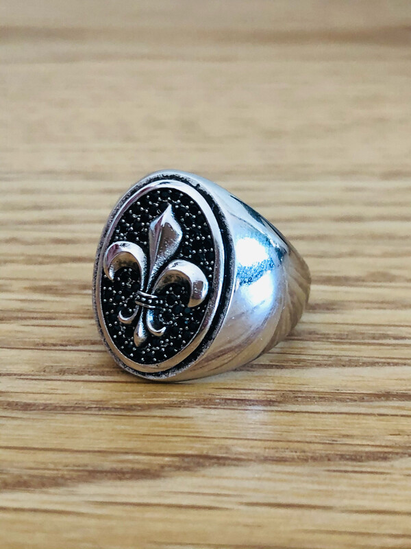 Bague Chevalière Fleur de Lys avec véritables pierres Zirconium 