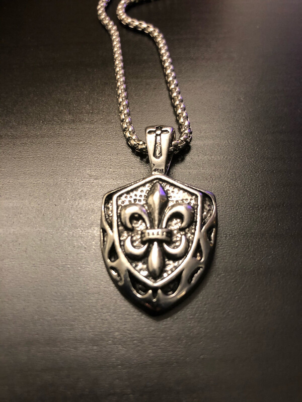 Chaîne avec Pendentif Fleur de Lys