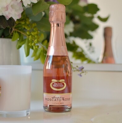 Mini Brown Brothers Vintage Sparkling Moscato Rosa 200mL.