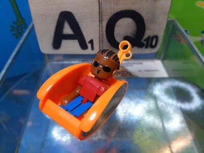 K'nex (Gebruikt) | Figuurtje #7 | Jongen | Zwart haar | Zonnebril | Oranje stoel | Starburst Spinner
