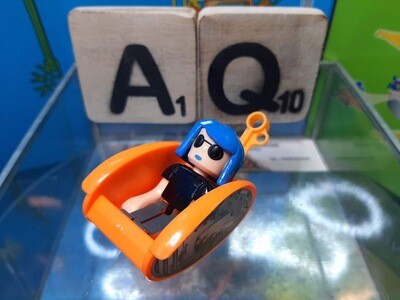 K'nex (Gebruikt) | Figuurtje #6 | Meisje | Blauw haar | Blauwe lippen | Oranje stoel | Starburst Spinner