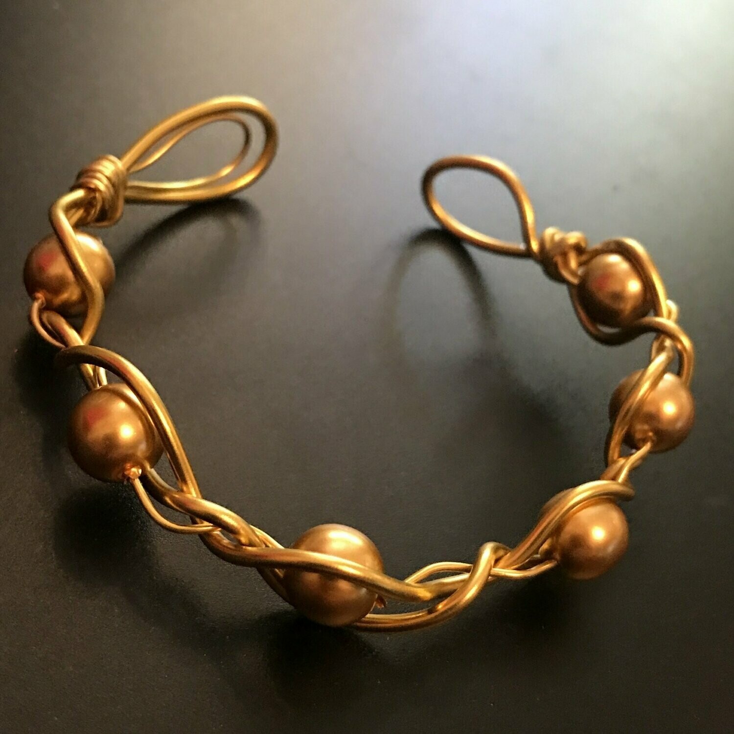 Bracelet fantaisie en fil d'aluminium et perles - couleur or