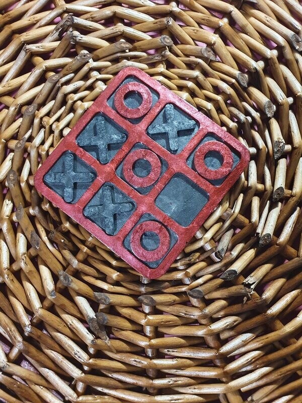 Jeu morpion noir et rouge en résine