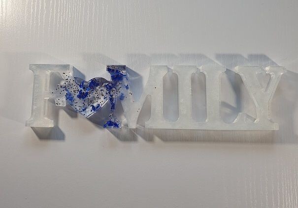 Mots blancs, feuilles bleu et paillettes dorées