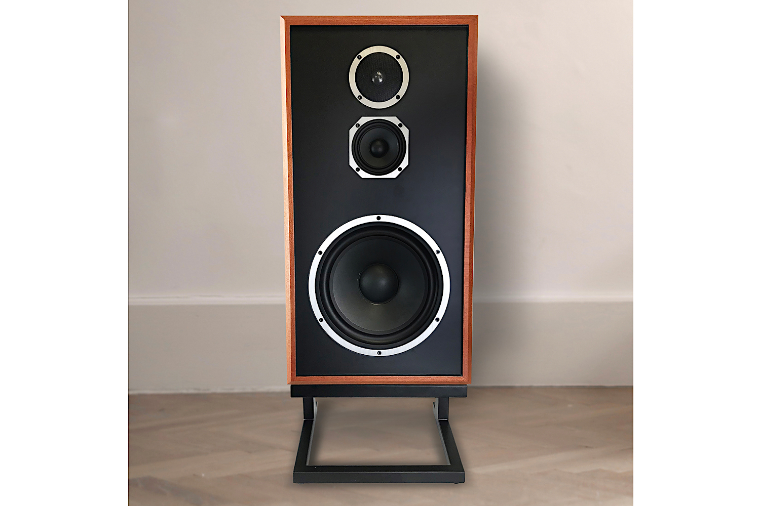 Klh model 20. Klh-17. Модель 5p. Напольная акустика klh model five. Группа молодых девушек моделей.