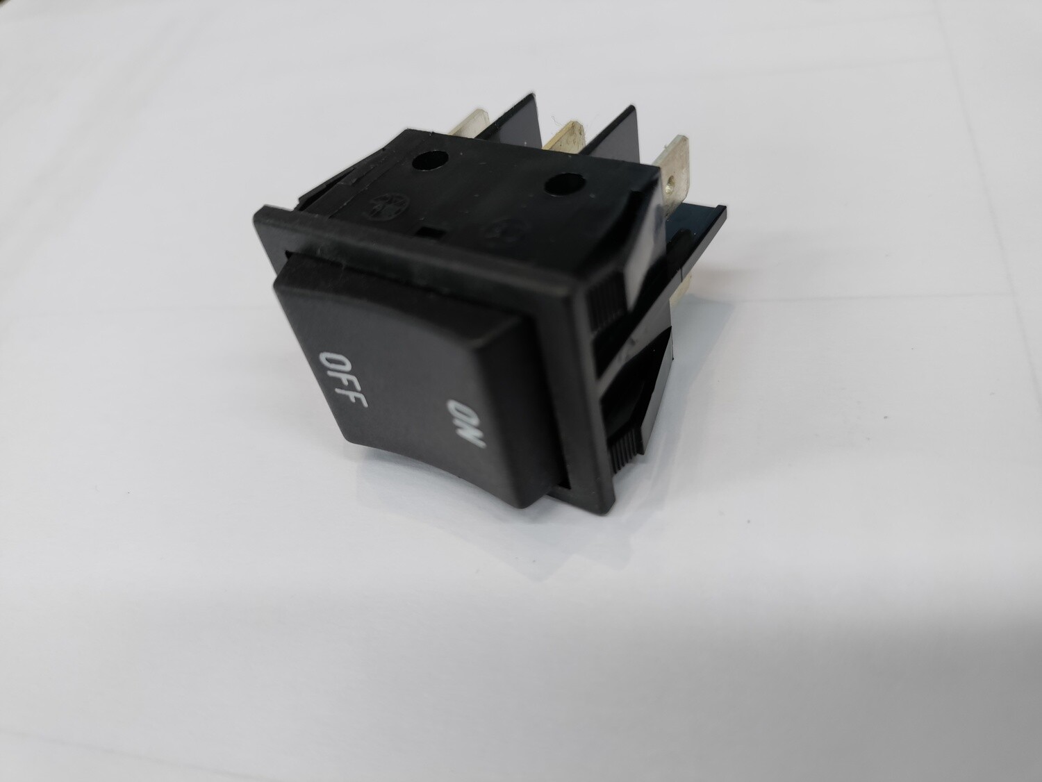 Vipukatkaisin ON-OFF-ON