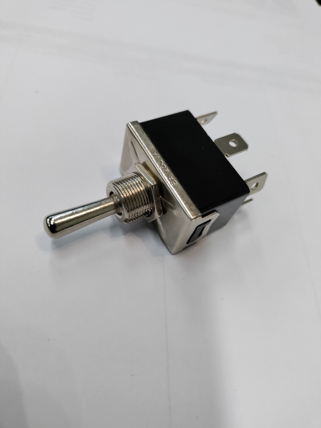 Vipukatkaisin ON-OFF-ON