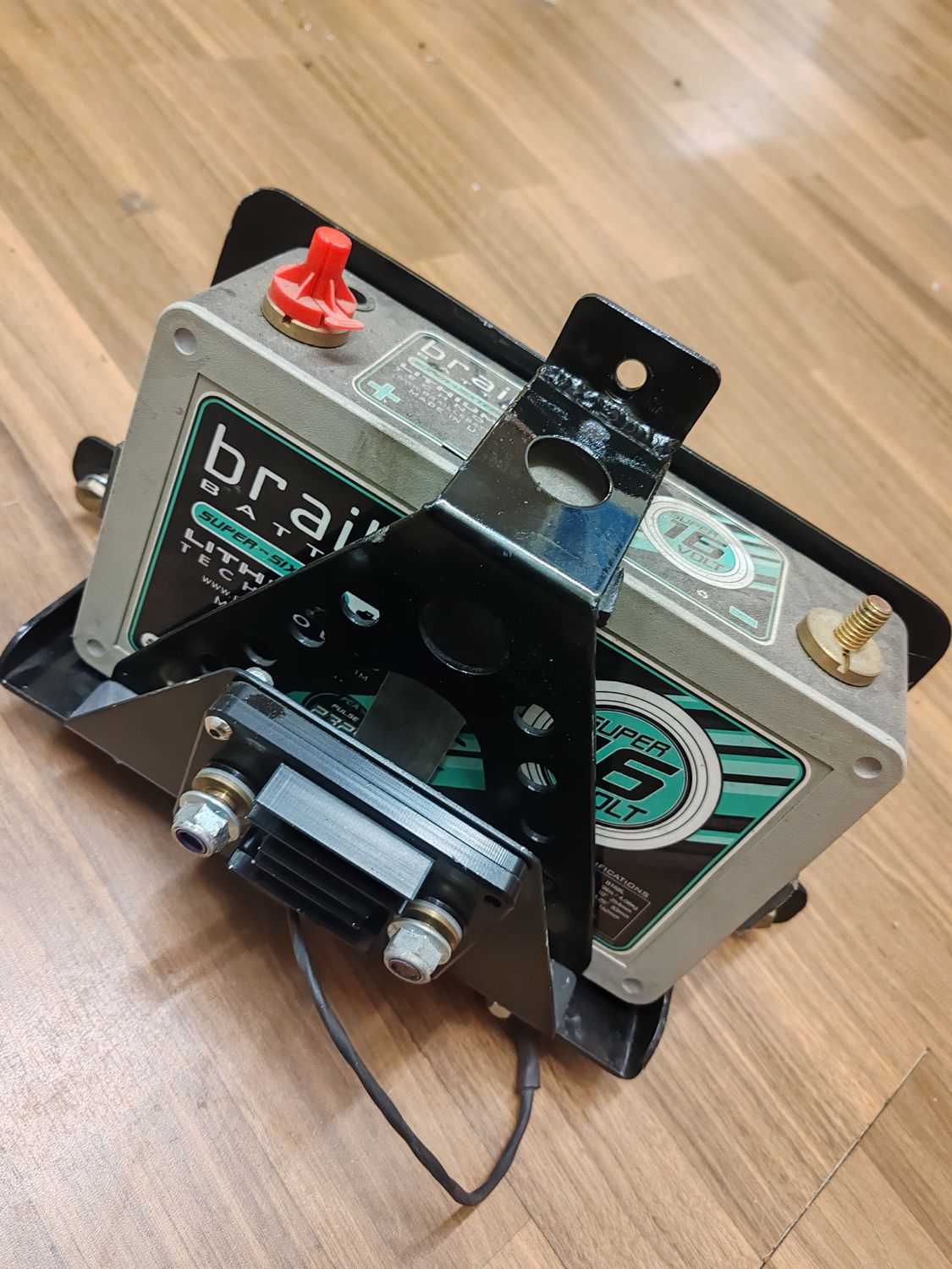 Braille akkuteline. Tappokytkimellä