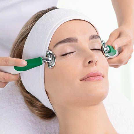 Eye lifting Mary Cohr