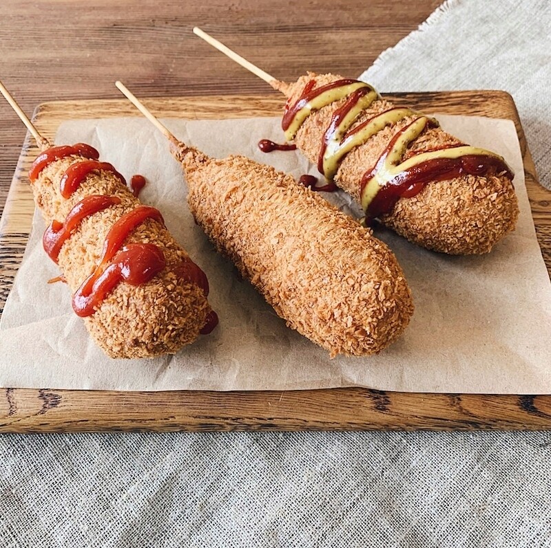 сырный корн дог. корн дог с сыром. корн дог корейский. рецепт корн догов с сыром. сосиски во фритюре на шпажках.