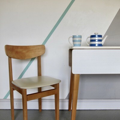 Mid Century 1960s white Kitchen Dining Chairs Vintage Kitsch Pair Mid Century 1960s white Kitchen Dining Chairs Vintage Kitsch Pair