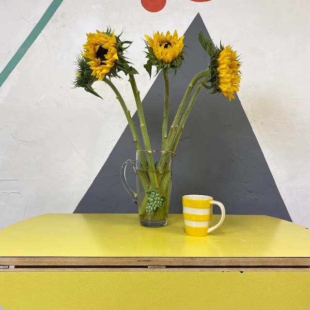 Round yellow Formica Kitchen Dining Table Mid Century Kitsch 1960s Retro Extending