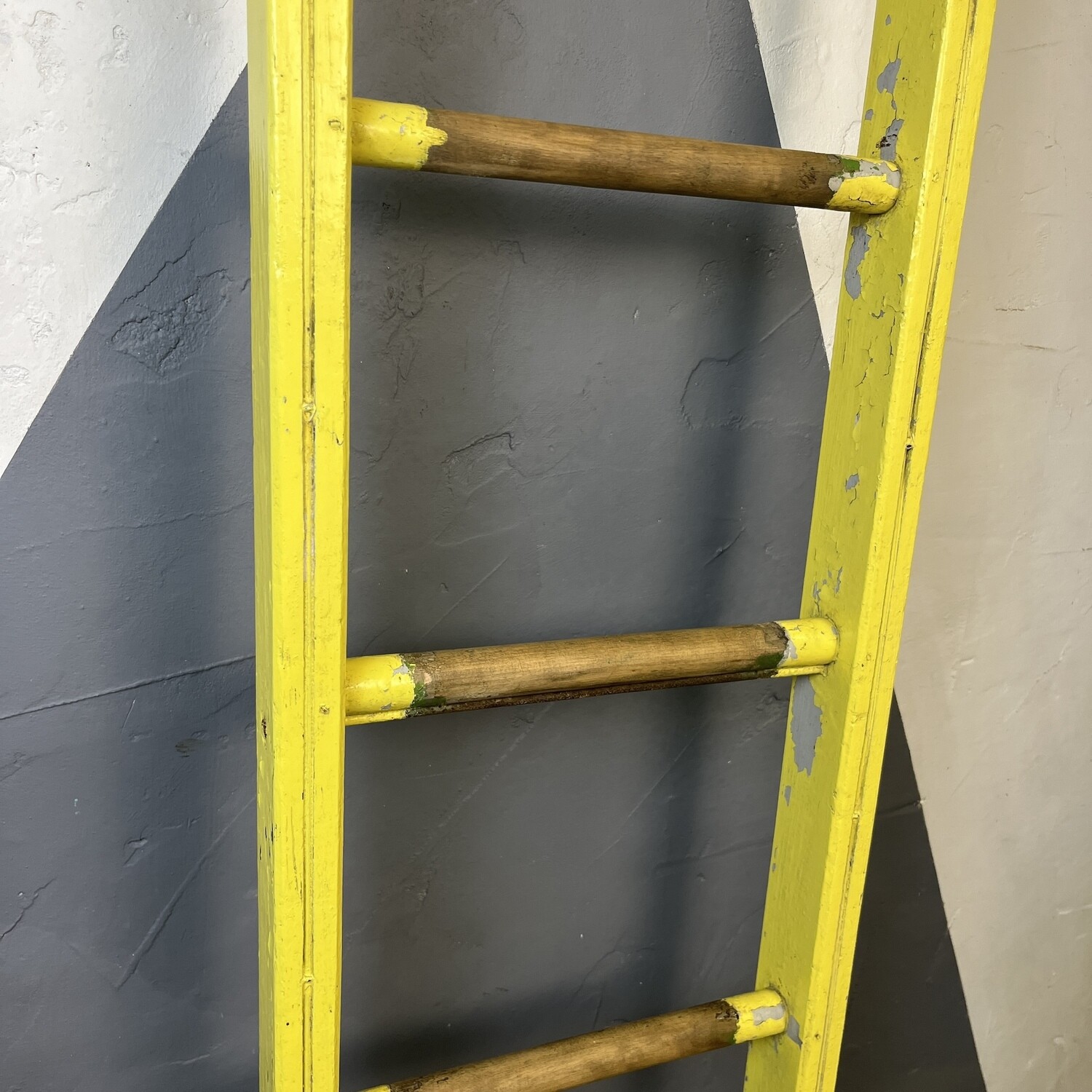 ​Rustic Antique Wooden Ladder Yellow Blanket Wall Rack Utensils