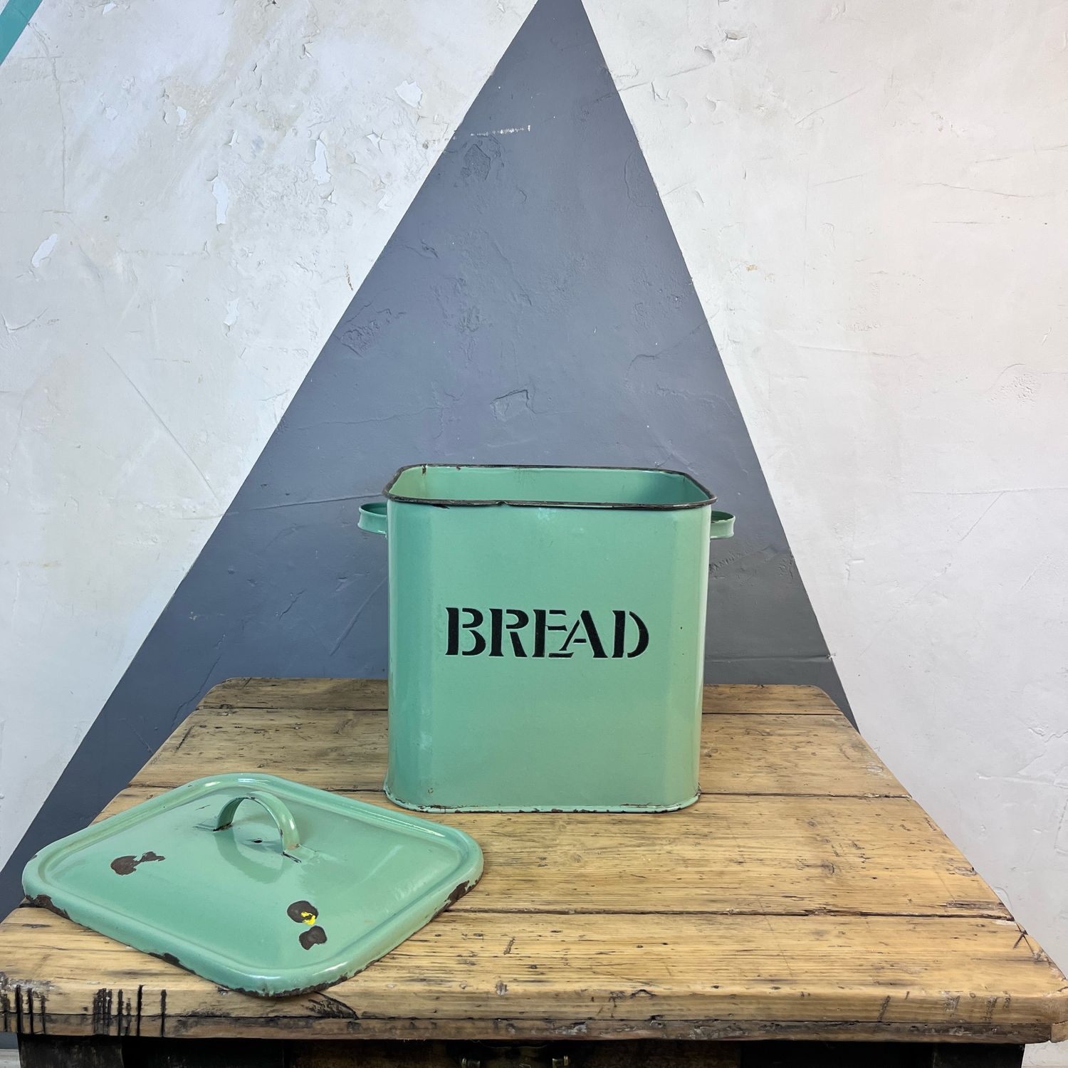 Vintage Green Enamel Kitchen Bread Bin Vintage Green Enamel Kitchen Bread Bin