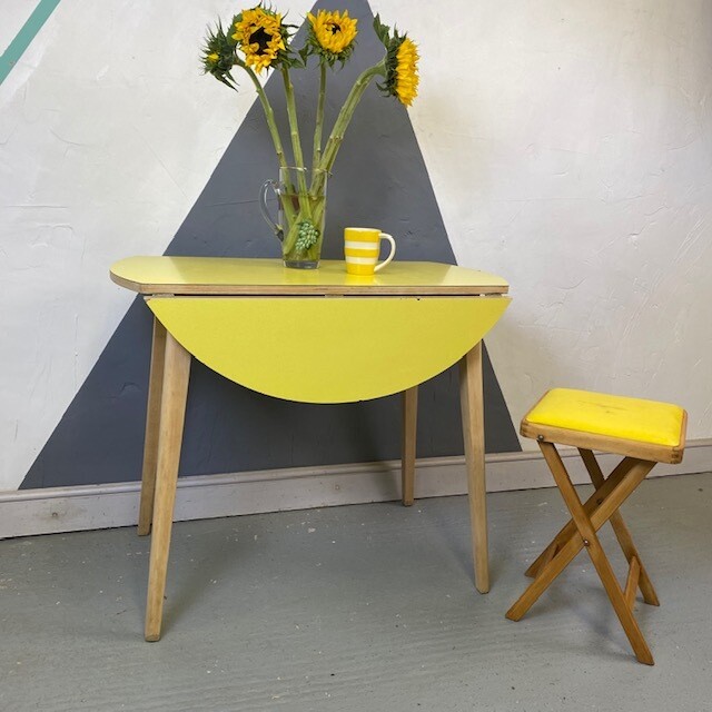 Round yellow Formica Kitchen Dining Table Mid Century Kitsch 1960s Retro Extending Round yellow Formica Kitchen Dining Table Mid Century Kitsch 1960s Retro Extending