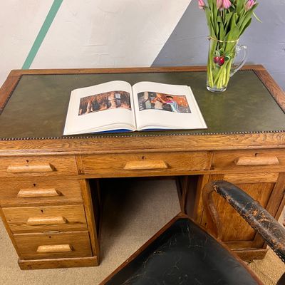 Early Mid Century Oak Pedestal Kneehole Office Desk 1950s Early Mid Century Oak Pedestal Kneehole Office Desk 1950s