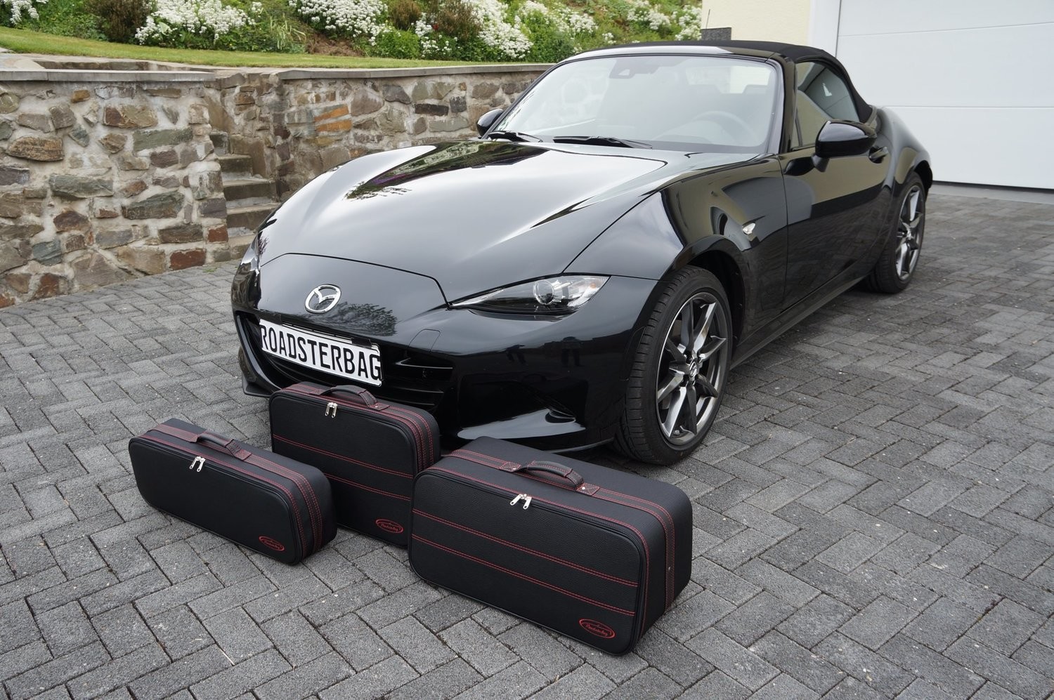 Maßgeschneidertes Gepäck mit roten Nähten für Mazda MX5 ND - MX45019 