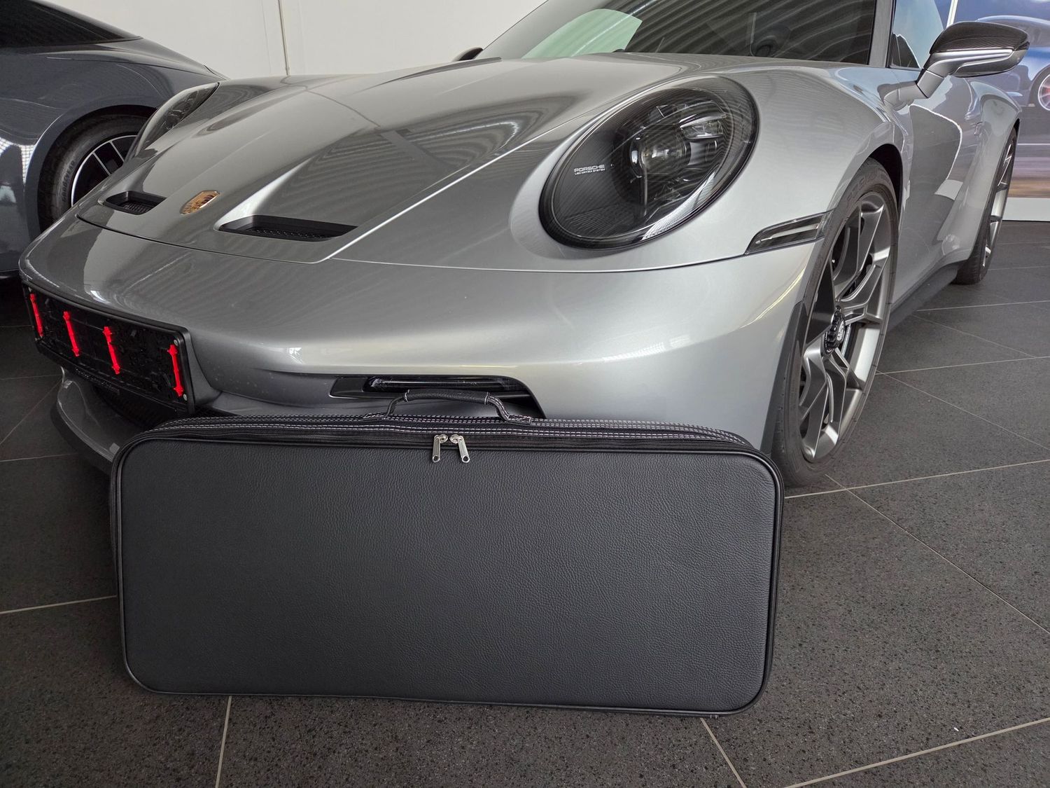 Roadsterbag suitcase Porsche 992 GT3 Touring parcel shelf (partial leather) Roadsterbag suitcase Porsche 992 GT3 Touring parcel shelf (partial leather)
