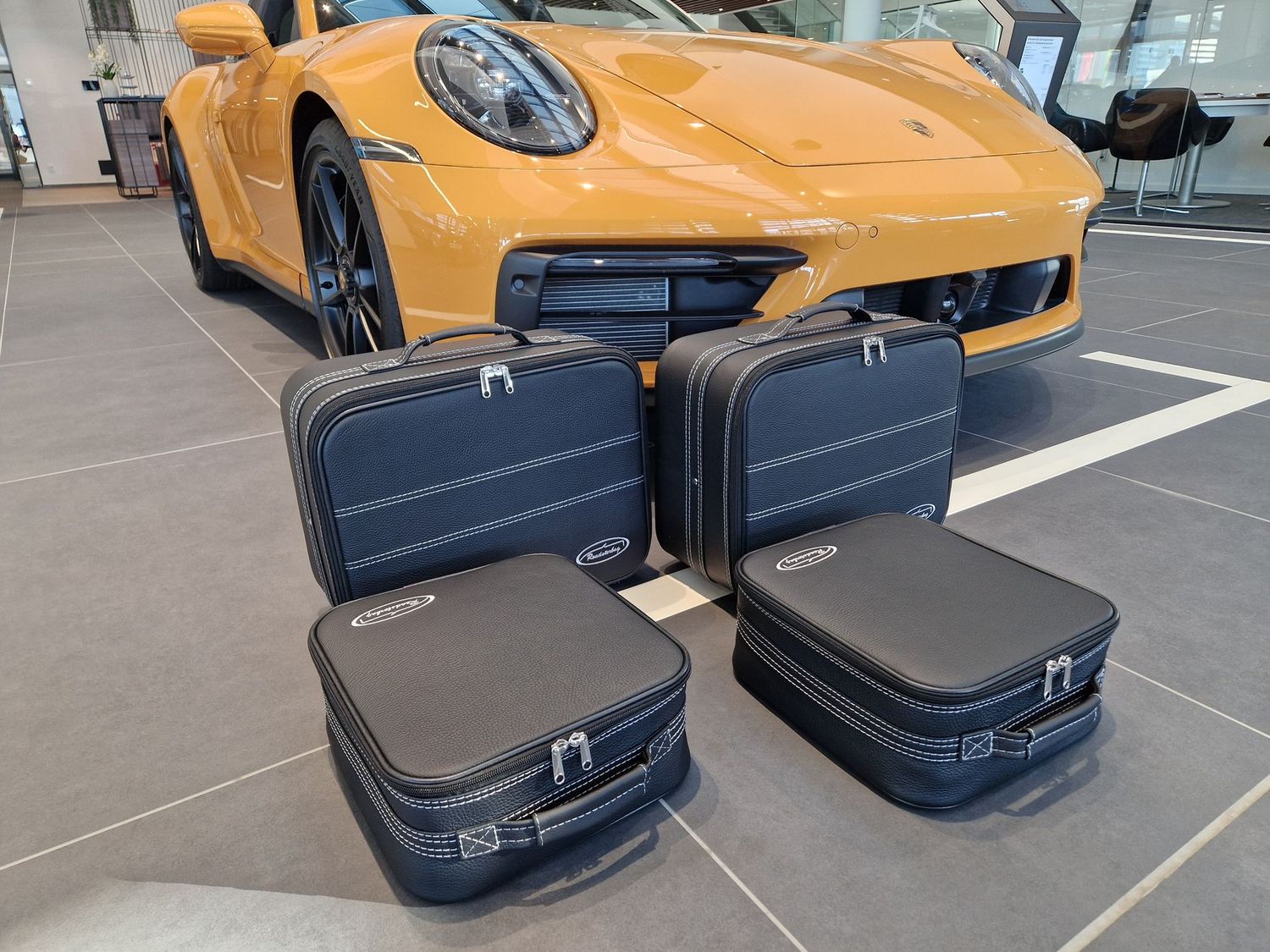 Roadsterbag suitcase set Porsche 992 rear seat (full leather) Roadsterbag suitcase set Porsche 992 rear seat (full leather)