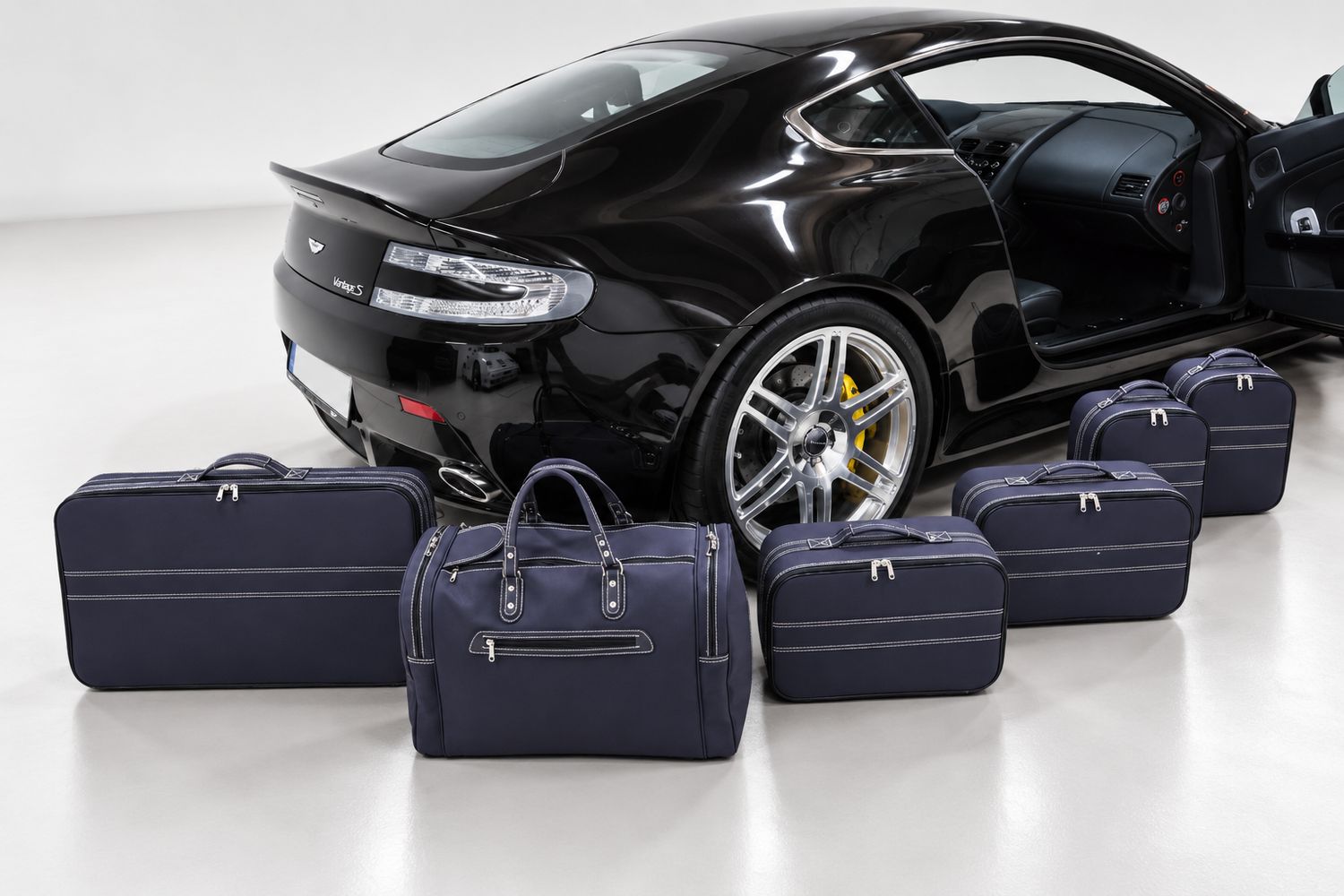 Roadsterbag suitcase set Aston Martin V8 Vantage Coupe 6-piece Aubergine leather Roadsterbag suitcase set Aston Martin V8 Vantage Coupe 6-piece Aubergine leather