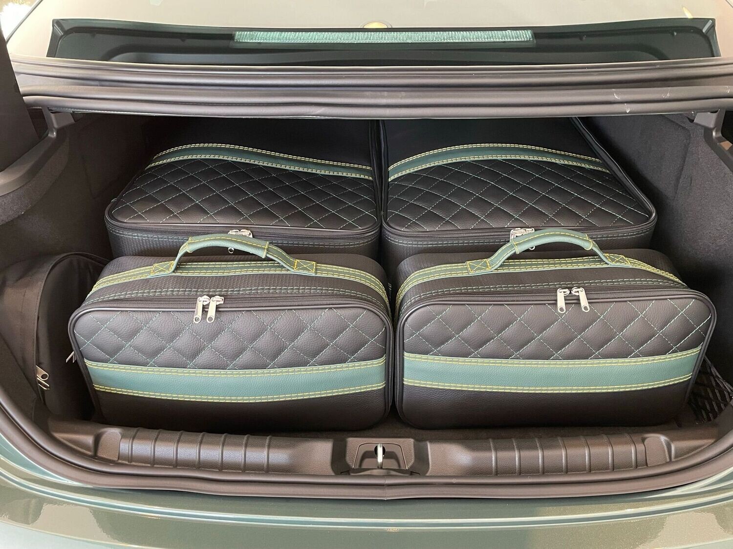 Roadsterbag kofferset Maserati Grecale leder Nero/Green (4-dlg) Roadsterbag kofferset Maserati Grecale leder Nero/Green (4-dlg)