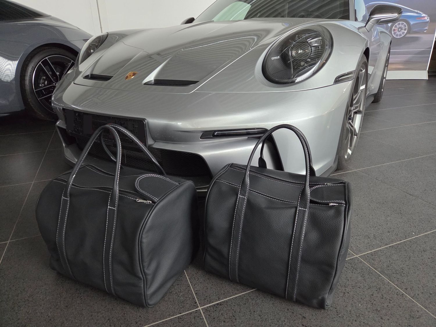 Roadsterbag dufflebags Porsche 992 GT3/GT3 Touring without roll cage (leather) Roadsterbag dufflebags Porsche 992 GT3/GT3 Touring without roll cage (leather)